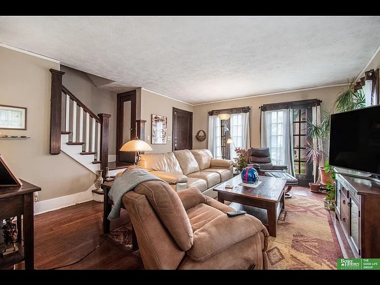 1102 S 35th Ave — Photo 2