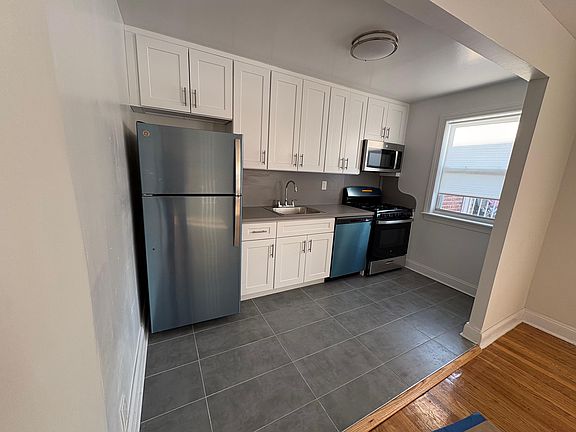 3rd image of 69-28 Cloverdale Blvd #B