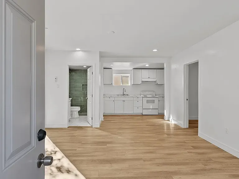 5653 Buffalo Ave — Photo 2