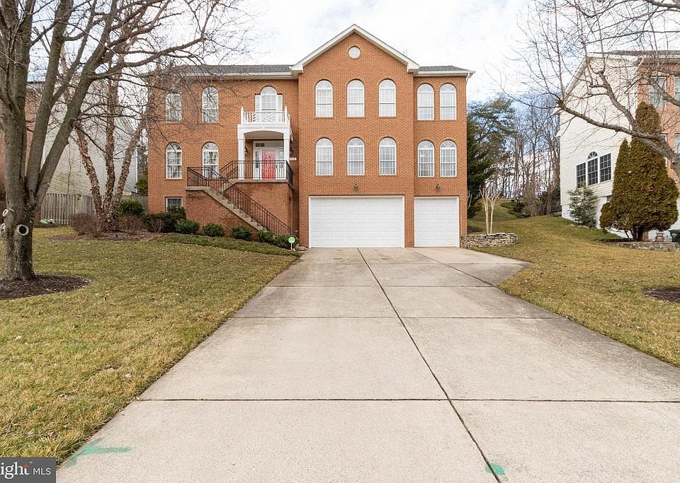 Front view w/ large 3 car garage
