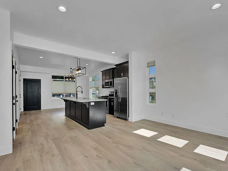 1370-90 Woodside Blvd — Photo 43