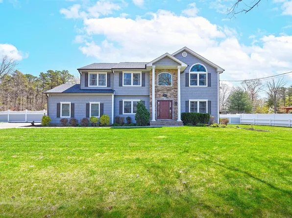 981 Baldwin Path, Dix Hills, NY 11746