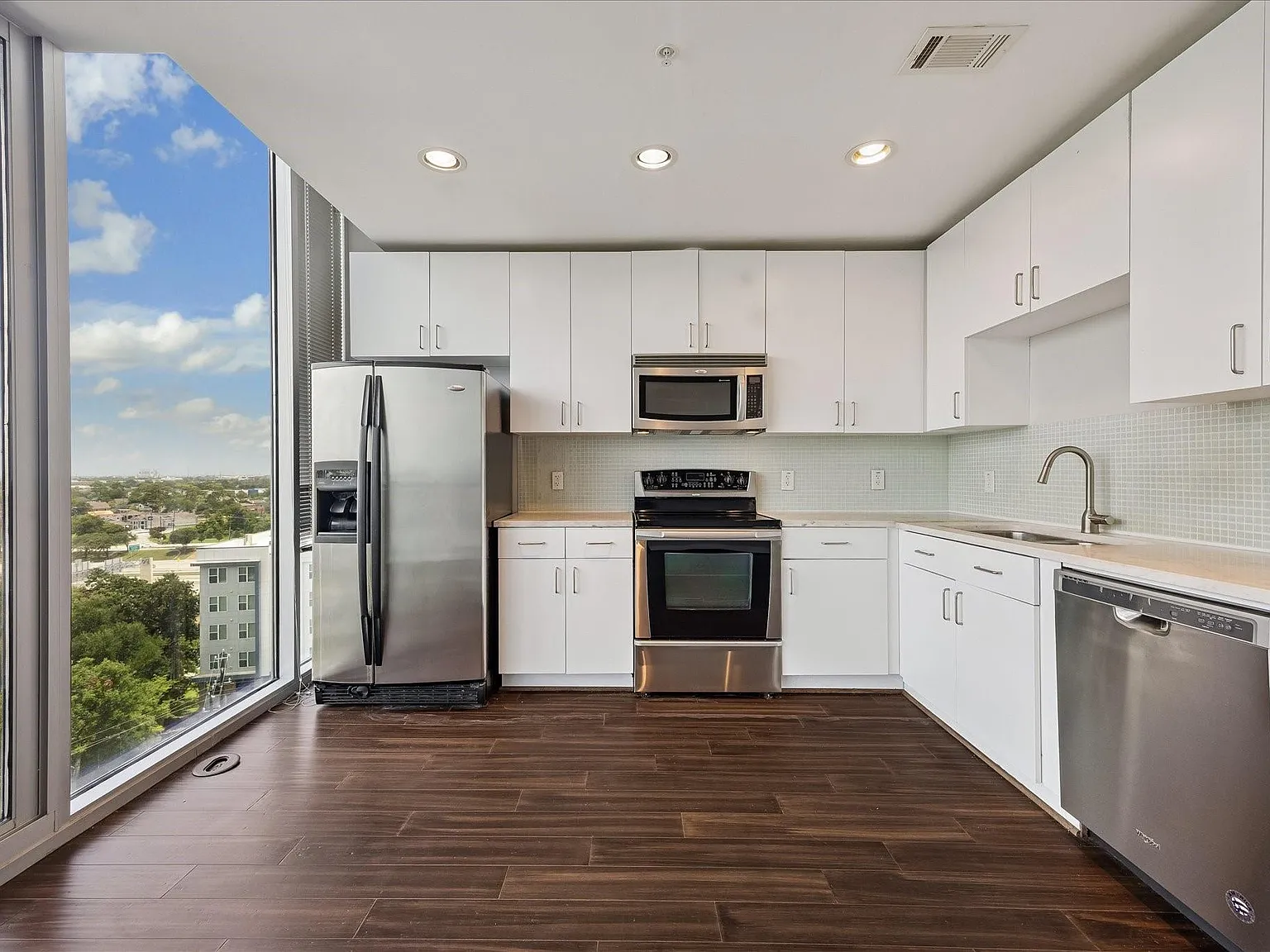 1 bed, 1.0 bath, 748 sqft, $1,850 — Photo 2