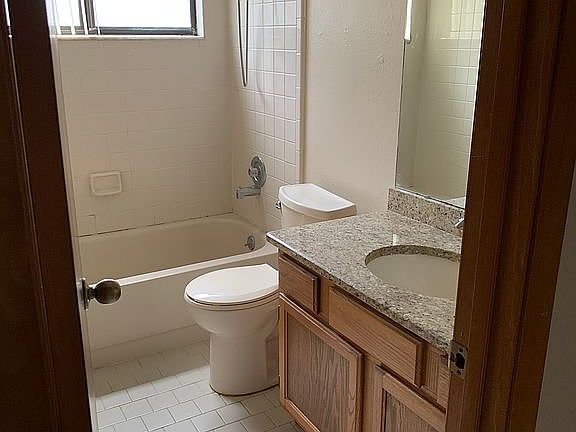 Guest bath w/natural light