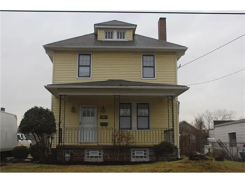 2422 W Irwin St photo 1