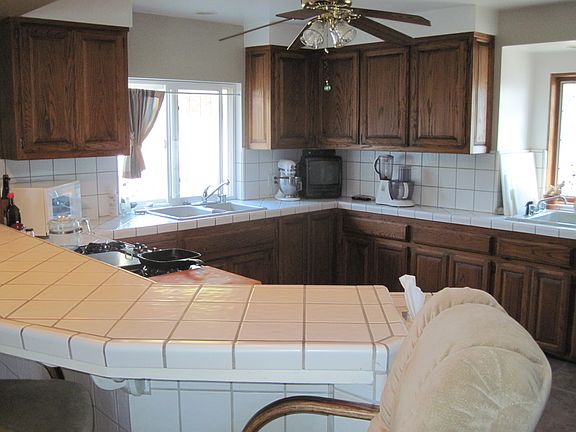 Kitchen with breakfast bar
