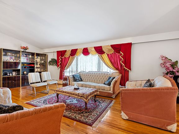 13-Living Room.jpg