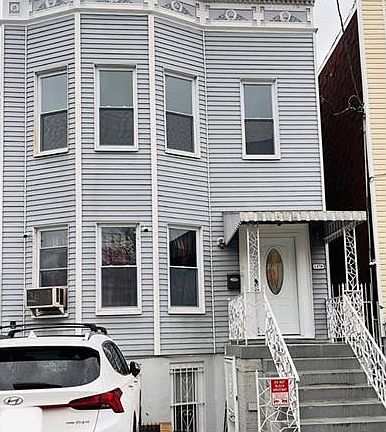 4th image of 1370 Leland Ave