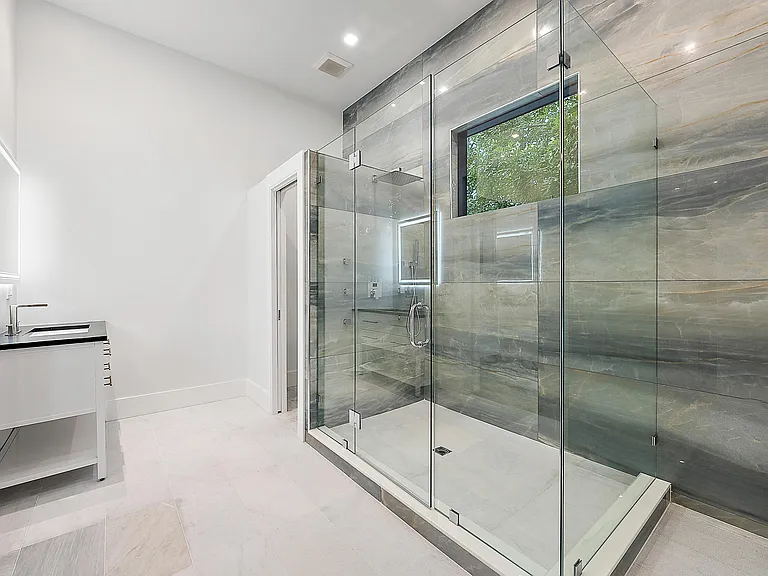 706 Lakeside Cir — Photo 22