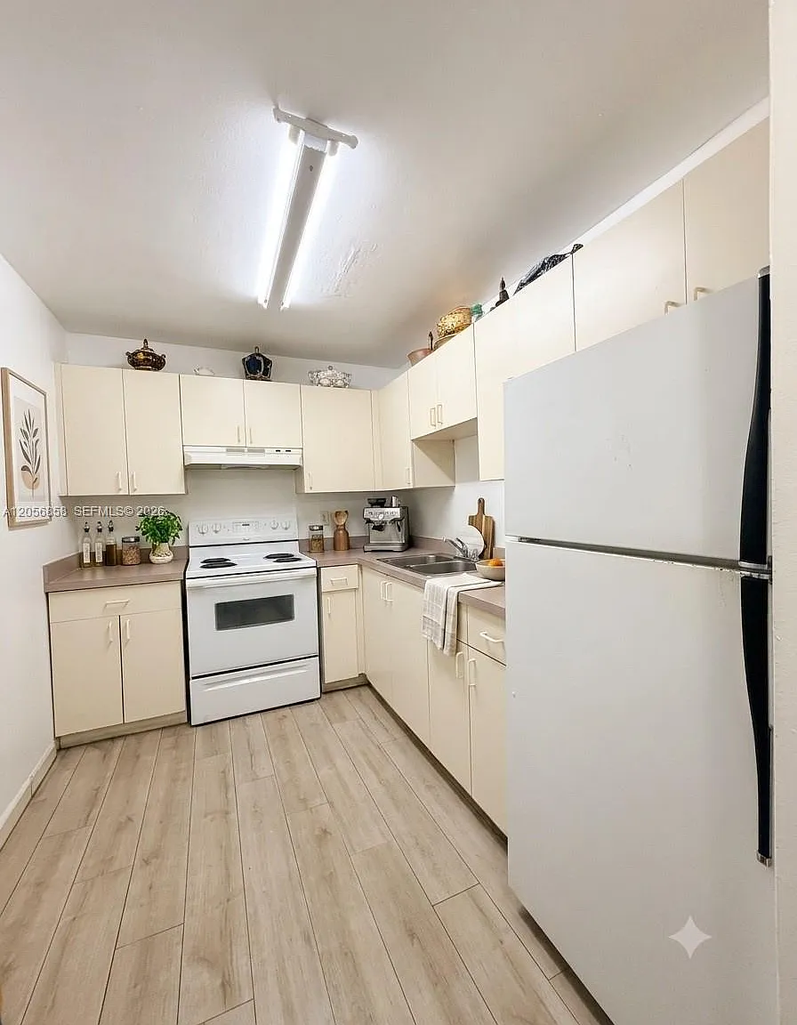 Westland Gardens Condo — Photo 3
