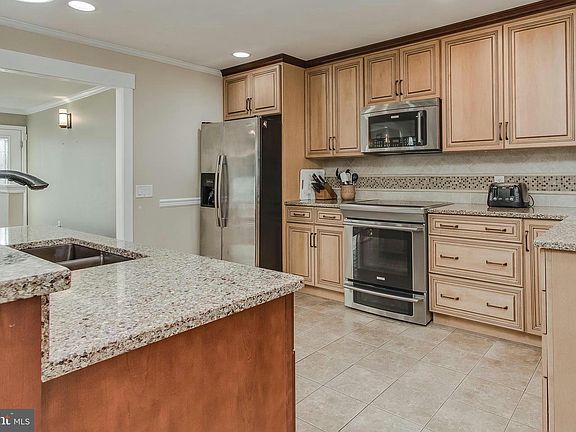 5th image of 1918 Applewood Cir
