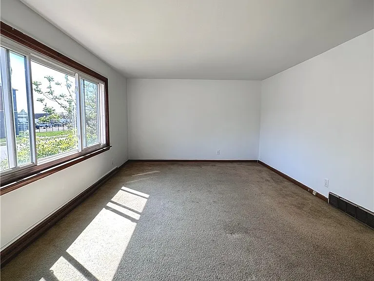 92 Lasalle Ave — Photo 2