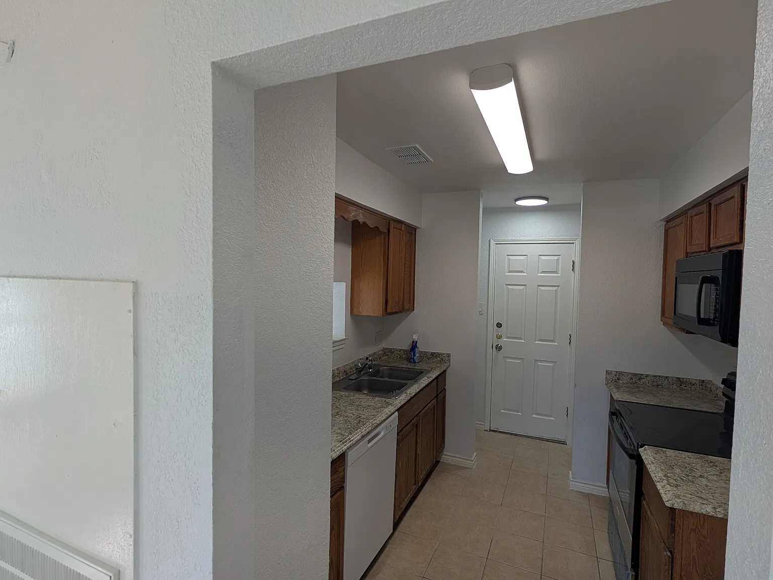 3 bed, 2.5 bath, 1503 sqft, $2,100 — Photo 4