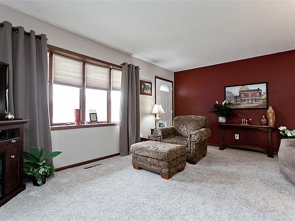 2nd image of 2415 Lori Dr SW