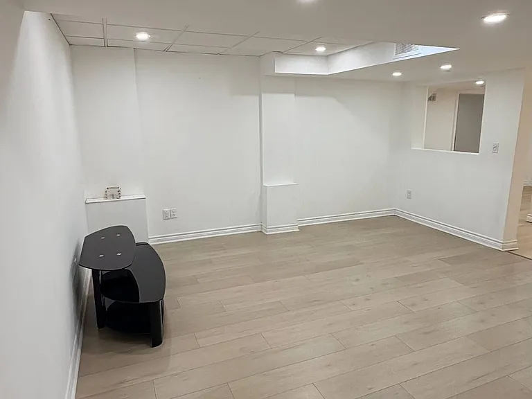 328 Woodspring Ave #BASEMENT — Photo 17