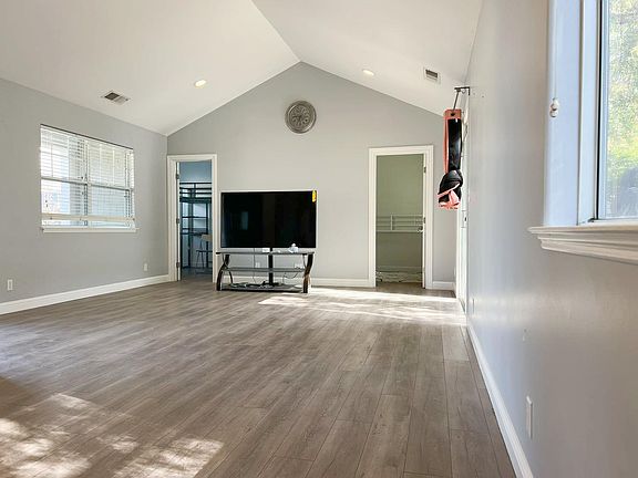 3rd image of 137 Redwood Ave