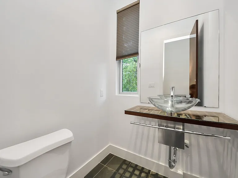 1610 Calumet St — Photo 16