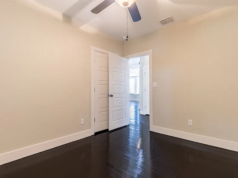 1121 E Crockett St — Photo 22