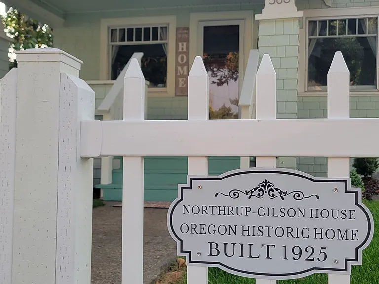586 Grove St — Photo 4