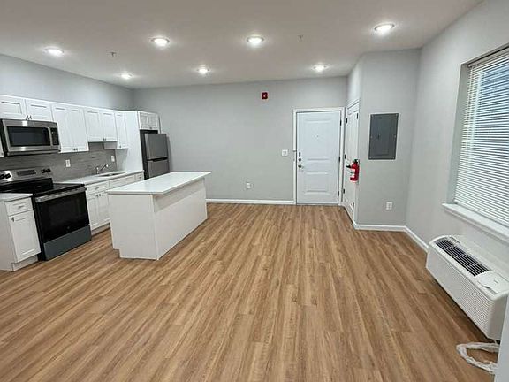 4th image of 8 Lake St #1