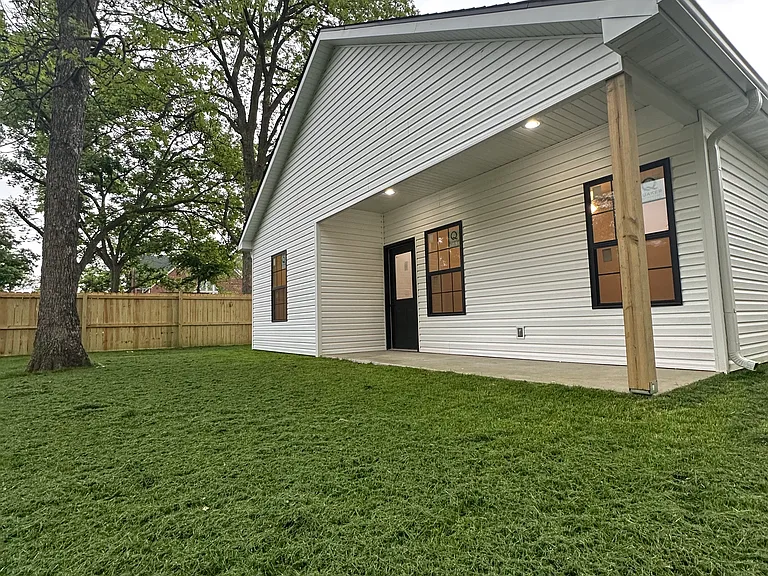 1104 Main St — Photo 13