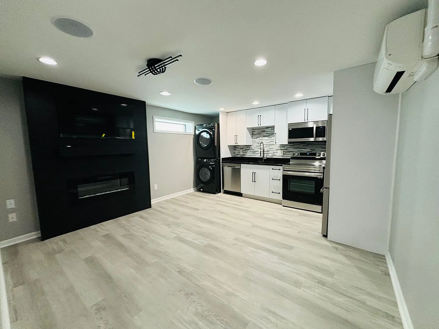 2 Bedroom 1 Bath Apartment *Newly Renovated Summer 2023* — Photo 2