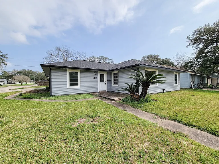 301 Cypress St — Photo 2