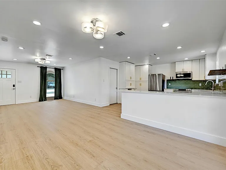 2604 Berkett Dr — Photo 3