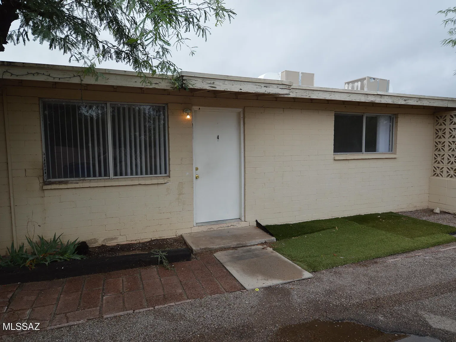 2 bed, 1.0 bath, 725 sqft, $895 — Photo 1