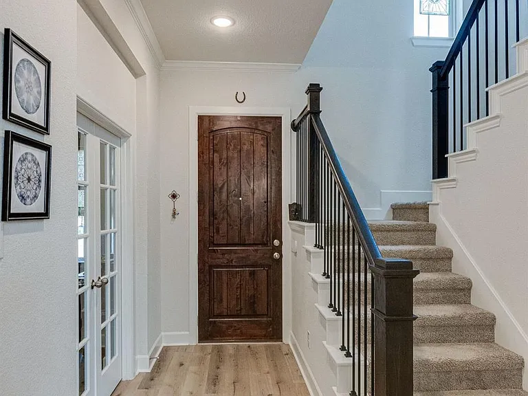 576 Courtyard Ln — Photo 10