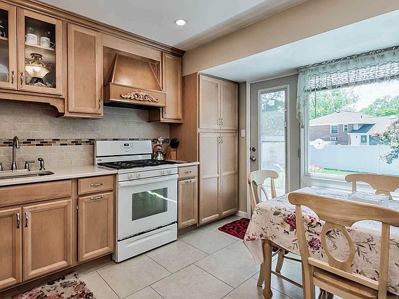 3rd image of 14 Oakdale Dr