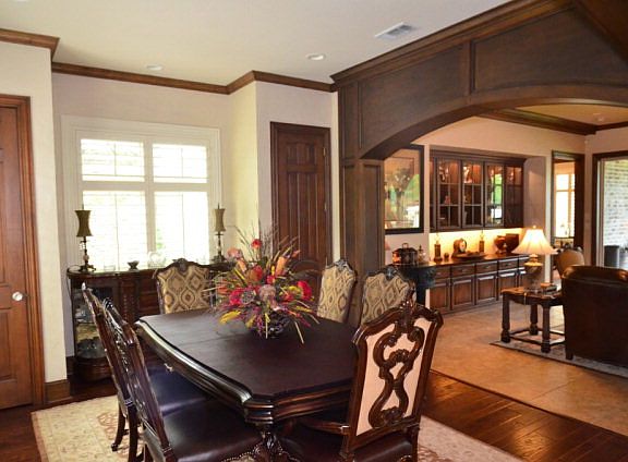 4th image of 218 Saint Andrews Dr E