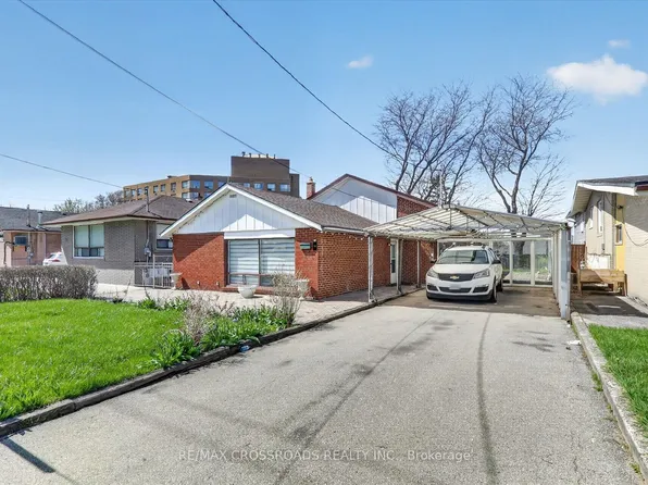 18 De Marco Blvd, Toronto, ON M6L 2W1