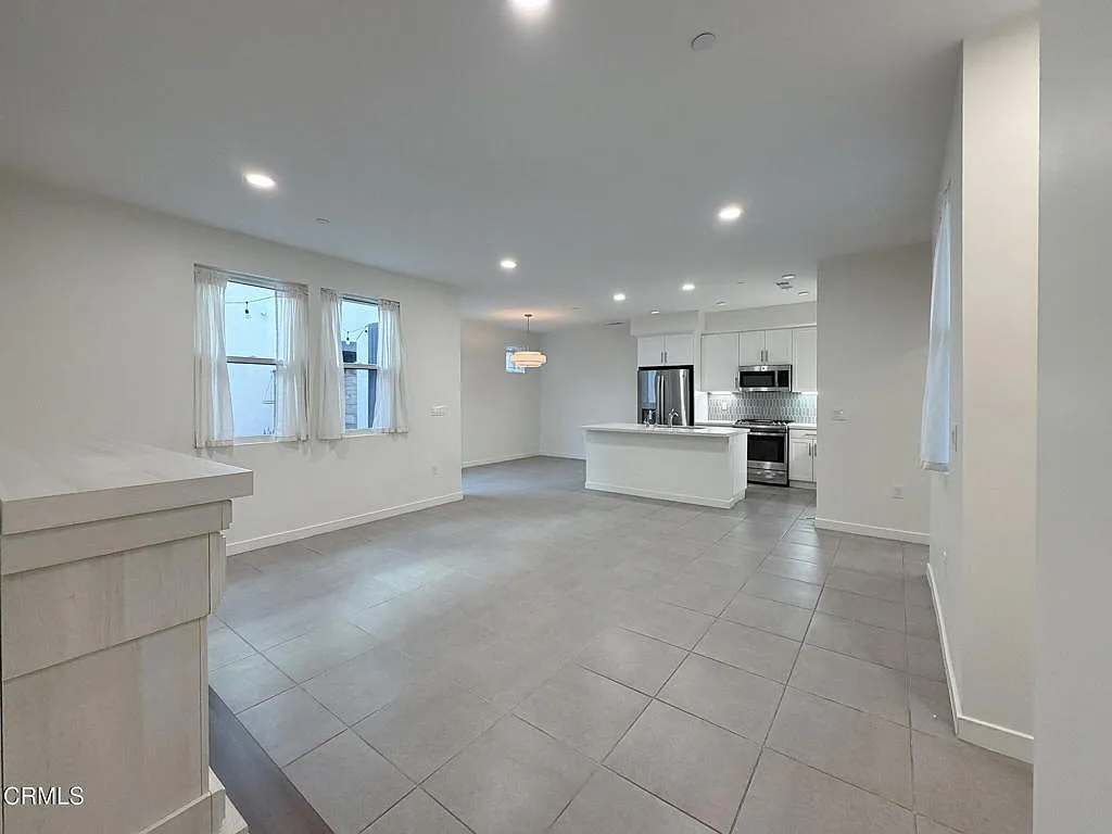4 bed, 3.0 bath, 1872 sqft, $4,695 — Photo 3