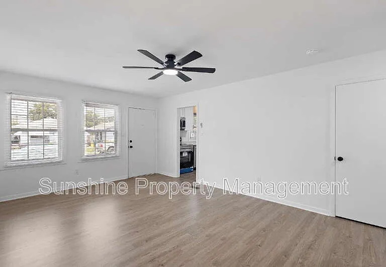 906 37th St — Photo 3