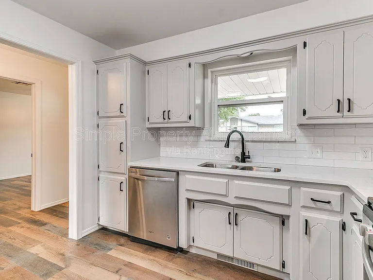 2401 Fedderson Dr — Photo 12