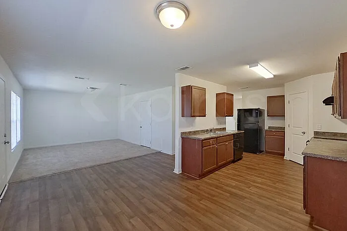 924 Sanford Ln — Photo 7