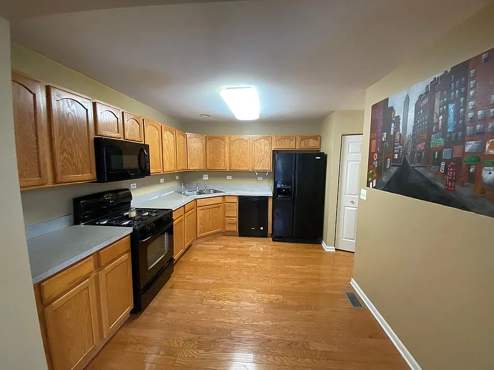3 bed, 2.5 bath, 1755 sqft, $2,800 — Photo 2