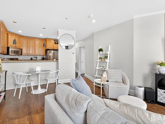 5th image of 1115 Willow Ave APT 401