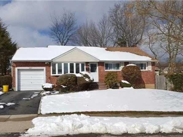 8 Sheridan St, Old Bethpage, NY 11804