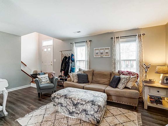 3rd image of 33 Woodsview Ln