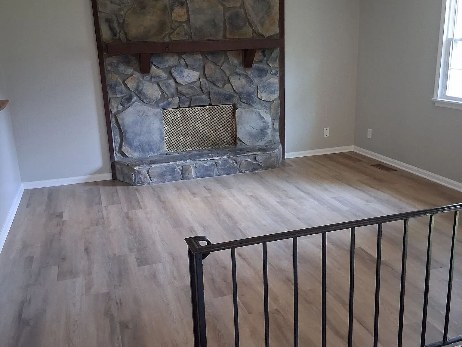 6 bed, 3.0 bath, 2400 sqft, $2,195 — Photo 4