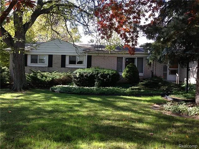 27989 Farmington Rd photo 1
