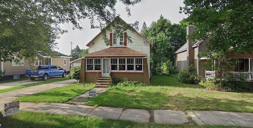 1st image of 722 E Chapin St