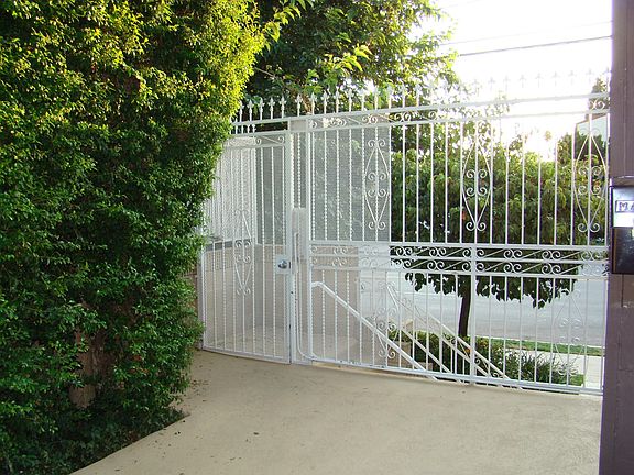 Gated bldg