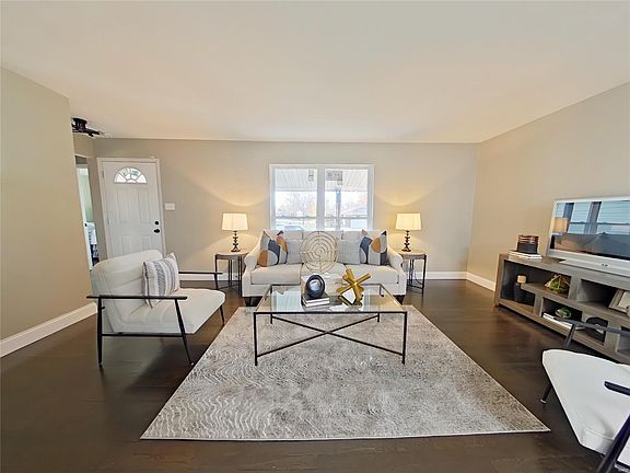 2nd image of 2862 Creston Ln