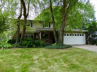 2375 Kingsway Dr, Bettendorf, IA 52722