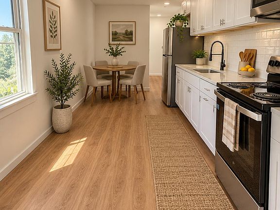 2nd image of 206 Oak St APT 2