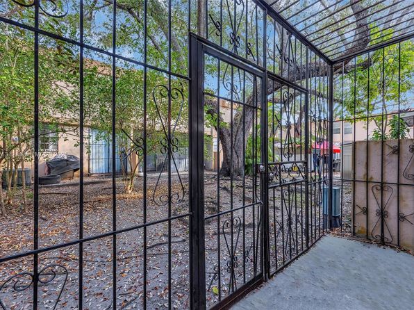 6155 SW 69th St #9, South Miami, FL 33143