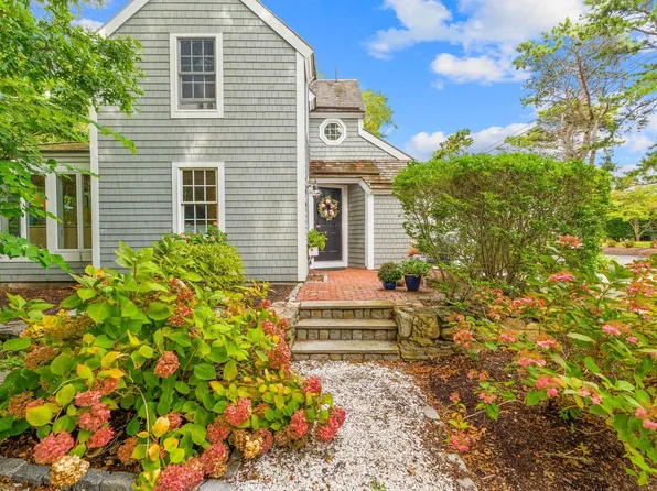 28 Flying Cloud Cir, Mashpee, MA 02649